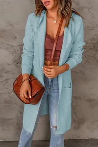 Détail rapproché d'un cardigan en grosse maille bleu clair avec une texture côtelée