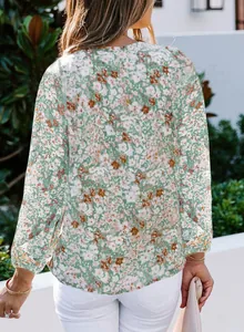 Vue de dos d'une blouse en mousseline à fleurs avec col en V et manches lanternes élégantes