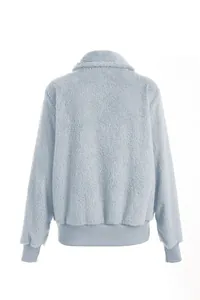 Détail de la vue arrière d'une veste polaire teddy bleu clair chaude avec poignets