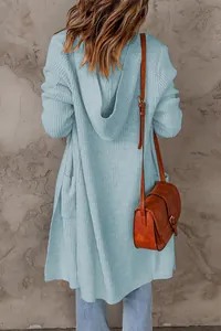 Vue de dos d'un long cardigan en tricot bleu clair avec capuche, poches et texture côtelée