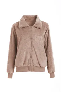 Détail macro montrant la texture douce de la veste en polaire peluche marron zippée