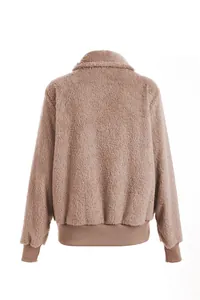 Vue arrière d'une veste en polaire teddy marron douce pour femme avec ourlet côtelé