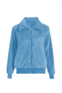Détail de la veste chaude en polaire teddy bleu clair pour femme avec fermeture éclair