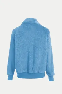 Vue arrière d'une veste polaire teddy bleu clair pour femme avec poignets côtelés.