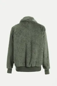Vue arrière détaillée d'une veste polaire teddy vert armée confortable avec bords-côtes