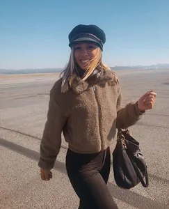 Vue lifestyle d'une veste en polaire teddy marron portée avec une casquette gavroche