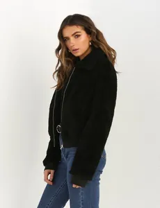 Vue détaillée d'une veste teddy noire douce pour femme dans un style d'automne