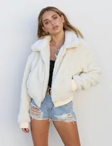 Veste en polaire teddy blanche élégante pour femme avec col chaud et fermeture éclair éclair