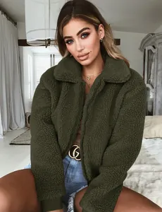 Gros plan d'une veste en polaire teddy vert olive pour femme portée par un modèle