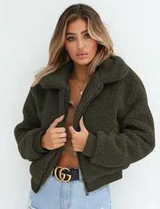 Détail d'une veste en polaire sherpa vert olive pour femme avec fermeture zippée