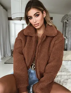 Vue détaillée d'une veste en polaire teddy marron chaude pour femme avec fermeture.