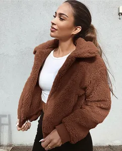Vue détaillée d'une veste en polaire peluche marron avec une texture en fausse fourrure.