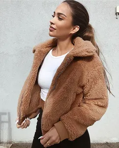 Vue détaillée de la veste polaire teddy camel chaude montrant la texture sherpa
