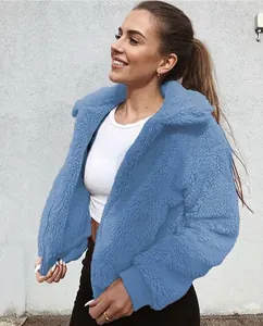 Veste élégante en polaire peluche bleu clair pour femmes avec fermeture éclair.