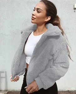 Détail de veste en polaire teddy grise avec texture douce et fermeture éclair