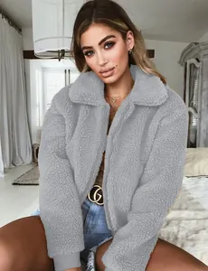 Vue détaillée d'une veste polaire teddy grise et douillette pour femme avec fermeture éclair