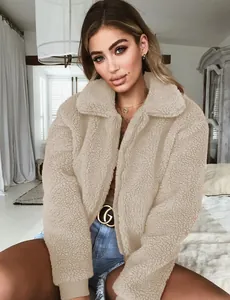 Veste en polaire teddy beige confortable avec fermeture éclair portée par un mannequin.