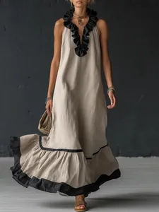 Elegante abito lungo senza maniche con scollo a V a balze in lino beige con bordi neri.
