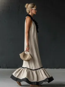 Profilo laterale di elegante abito lungo senza maniche con colletto e orlo a balze neri