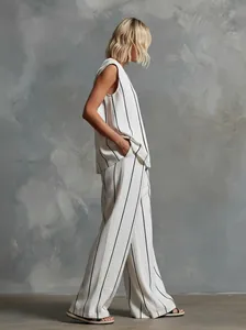 Zijaanzicht van een elegante witte katoenen linnen set met zwarte verticale strepen