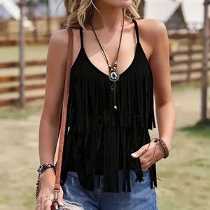 Dettaglio di un top nero con frange in stile western con accessori e gioielli boho.