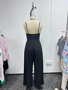 Detaillierte Rückansicht eines schicken schwarzen Jumpsuits mit weitem Bein am Modell