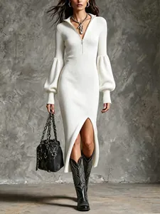 Dettaglio dell'abito lungo in maglia bianca con collo a zip ed elegante spacco laterale