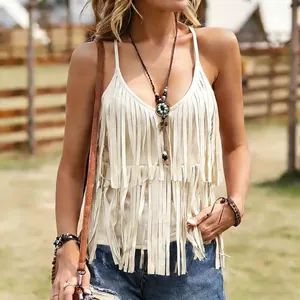 Primo piano di un top con frange beige con accessori in stile western alla luce del sole.