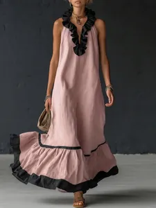 Elegante abito lungo rosa senza maniche con volant neri sullo scollo a V e sul bordo finale.