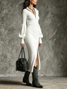 Elegante abito midi in maglia a costine bianco con maniche a lanterna e spacco