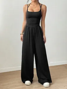 Detailansicht eines schwarzen Neckholder-Jumpsuits mit weitem Bein für Damen
