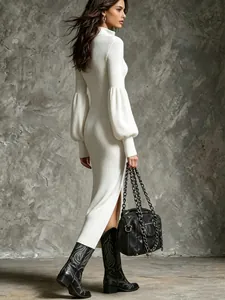 Elegante abito midi in maglia bianca con maniche a lanterna e spacco laterale da donna.
