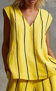 Close-up van een minimalistische geel-zwarte katoen-linnen set voor dames mode