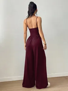 Detaillierte Rückansicht eines burgunderroten Sommer-Jumpsuits mit weitem Bein für Damen