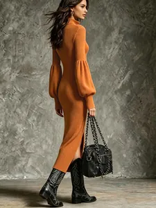 Elegante abito in maglia arancione con maniche a lanterna e spacco laterale alla moda