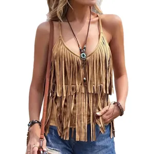 Canotta sexy stile western marrone con frange per donna su sfondo bianco puro