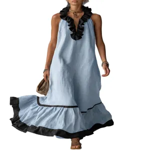 Elegante abito lungo senza maniche blu chiaro con scollo a V e balze nere sull'orlo