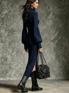 Elegante abito in maglia blu scuro a collo alto con maniche a lanterna e spacco laterale