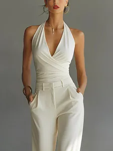 Elegantes Set aus weißem Neckholder-Top und weit geschnittener Hose mit hoher Taille