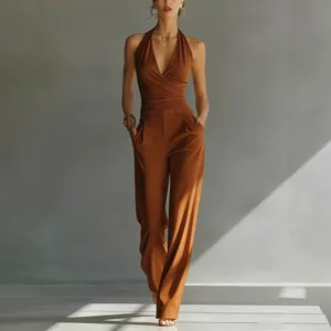 Eleganter brauner Neckholder-Top und weit geschnittene Hose mit hoher Taille für Damen