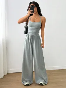 Lässiger grauer Jumpsuit mit weitem Bein und Spaghettiträgern für den Sommer-Streetstyle