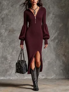 Elegante abito lungo in maglia a coste bordeaux con maniche a sbuffo e spacco frontale