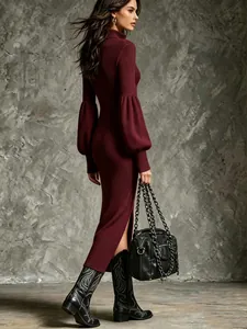 Elegante abito lungo in maglia a coste bordeaux con maniche a lanterna e spacco