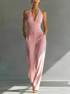 Elegantes rosa Neckholder-Top und weit geschnittene Hose mit hoher Taille für Damenmode.