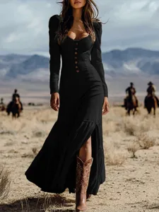 Longue robe noire de style western vintage à manches longues avec boutons élégants sur le devant