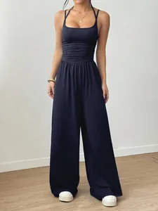 Ganzkörperansicht eines schwarzen Halterneck-Jumpsuits mit weitem Bein für Damen