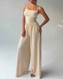 Detailansicht eines beigen Halterneck-Jumpsuits mit eleganten weiten Hosenbeinen