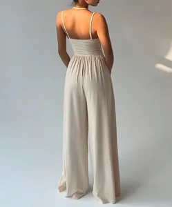 Rückansicht eines eleganten beigen Jumpsuits mit weitem Bein und schmalen Trägern