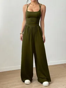 Olivgrüner Jumpsuit mit Spaghettiträgern, gerafftem Oberteil und weitem Beinschnitt