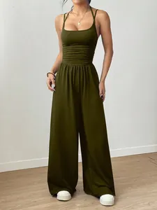 Ganzkörperansicht des stilvollen olivgrünen Halter-Overalls mit weitem Bein am Modell